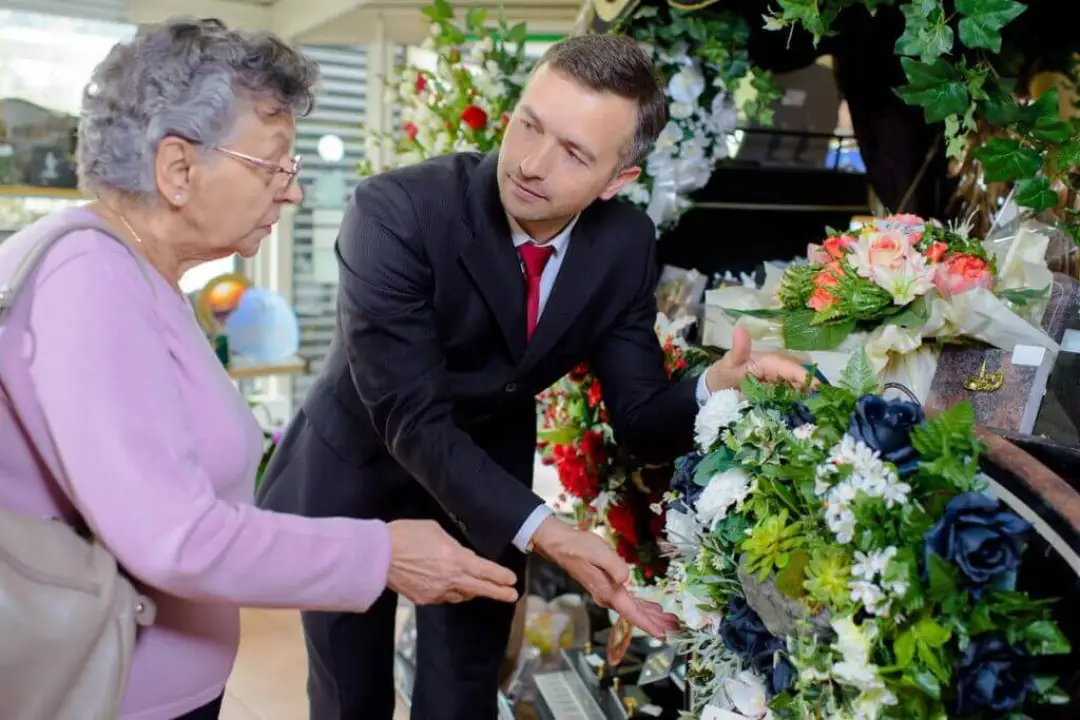 Familiar comprando flores para funeral